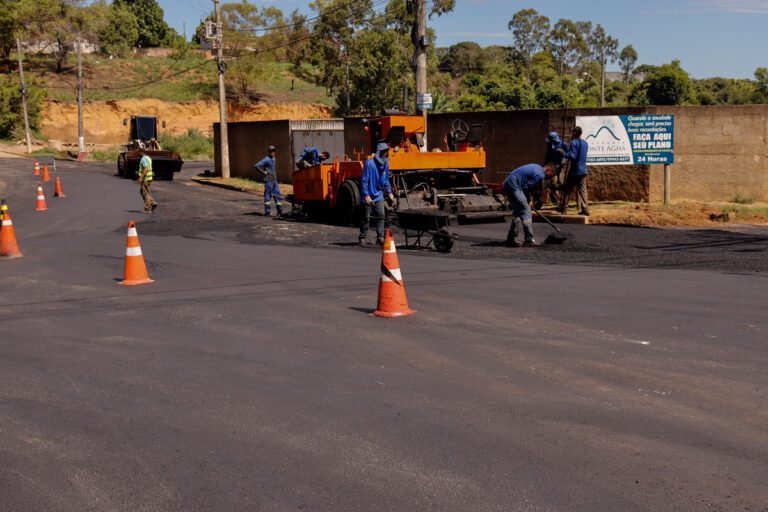 Prefeitura intensifica ‘Asfalta Piúma’ e nova pavimentação chega ao bairro Céu Azul