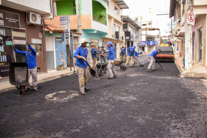 Programa ‘Asfalta Piúma’ da prefeitura inicia no bairro Limão