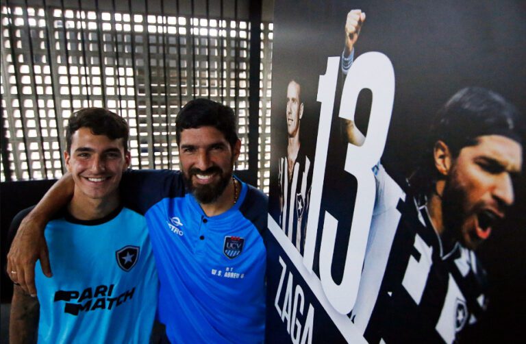 Reforço do Botafogo, filho de Loco Abreu visita Nilton Santos com o pai
