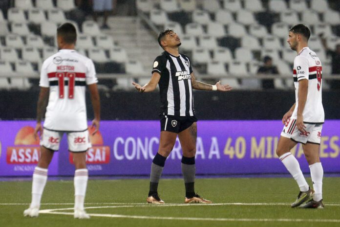 São Paulo estreia no Brasileiro com derrota para o Botafogo no Engenhão