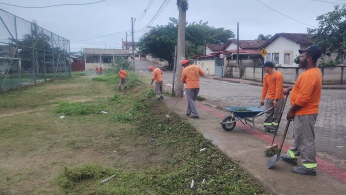 Secretaria de serviços realiza serviço de limpeza em vários bairros do município