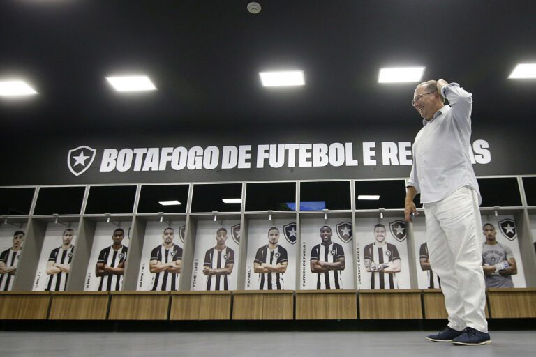 Textor pede calendário “mais flexível” para excursões do Botafogo fora do país