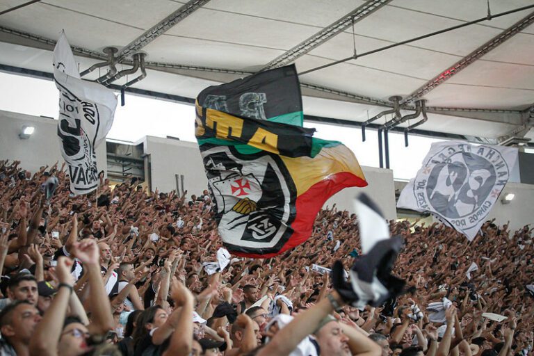 Torcida do Vasco esgota ingressos para duelo contra o Bahia, pelo Brasileirão