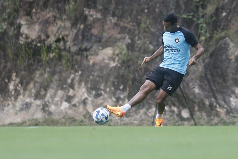 Victor Sá volta a treinar no Botafogo e pode ficar à disposição para jogo da Sul-Americana