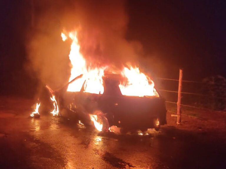Itapemirim: veículo incendiado pode ter relação com assassinato na Praça de Itaoca