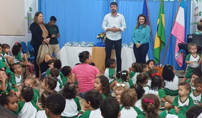 Alunos da rede municipal recebem kits de uniforme escolar