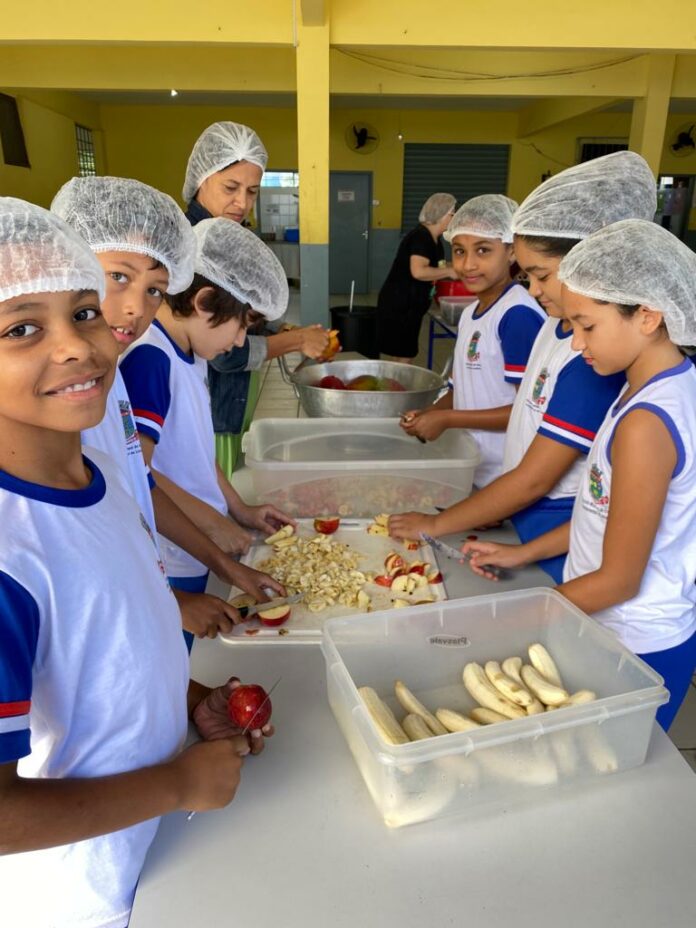 Alunos de escola do Canivete criam receitas utilizando frutas consumidas no dia a dia   		