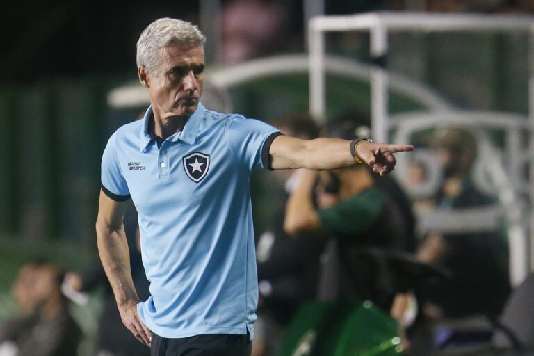 Após derrota, Luís Castro lamenta “ineficácia” do Botafogo e elogia Goiás: “Tenho que dar os parabéns”