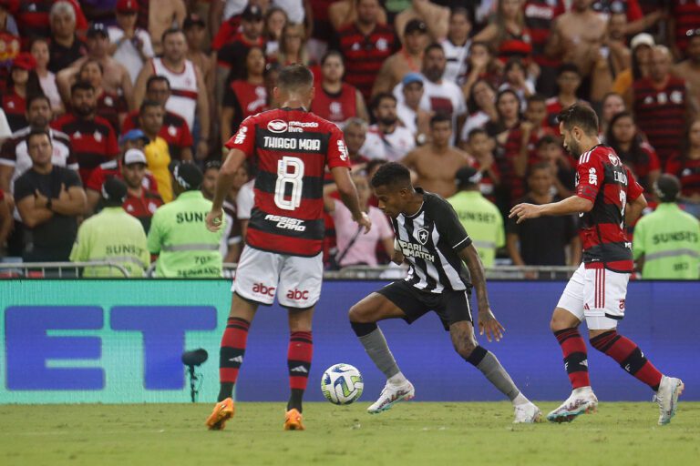 Árbitra explica lance de Thiago Maia contra Botafogo: “Ele vai na bola”