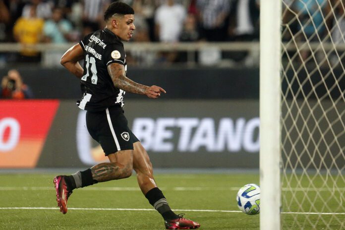 Atacante Luis Henrique celebra gol em vitória do Botafogo no Brasileirão