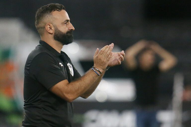 Auxiliar de Luís Castro, Vitor Severino rechaça “reservas” no elenco do Botafogo