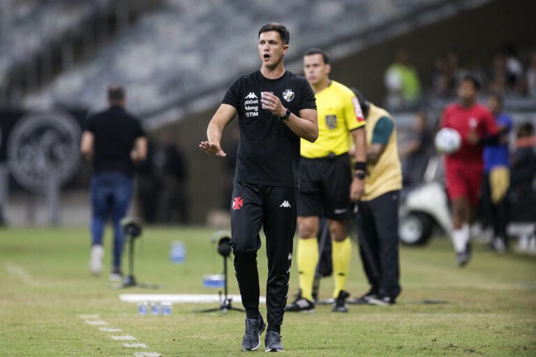 Barbieri fala sobre dificuldade do Vasco contra retrancas e relembra postura diante do Fluminense