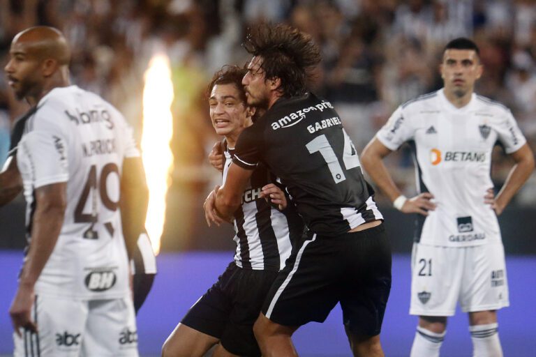 Botafogo mantém 100% com vitória sobre o Atlético-MG e lidera o Brasileirão