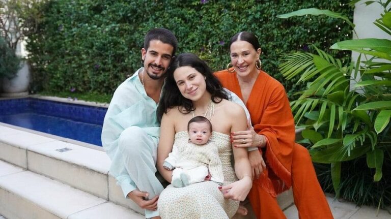 Claudia Raia com os filhos Enzo, Sophia e Luca