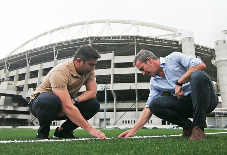 Com obras em reta final, campo anexo do Nilton Santos recebe diretores do Botafogo