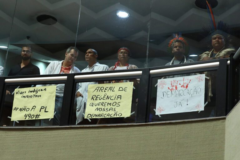 Deputados manifestam apoio a indígenas e a peritos