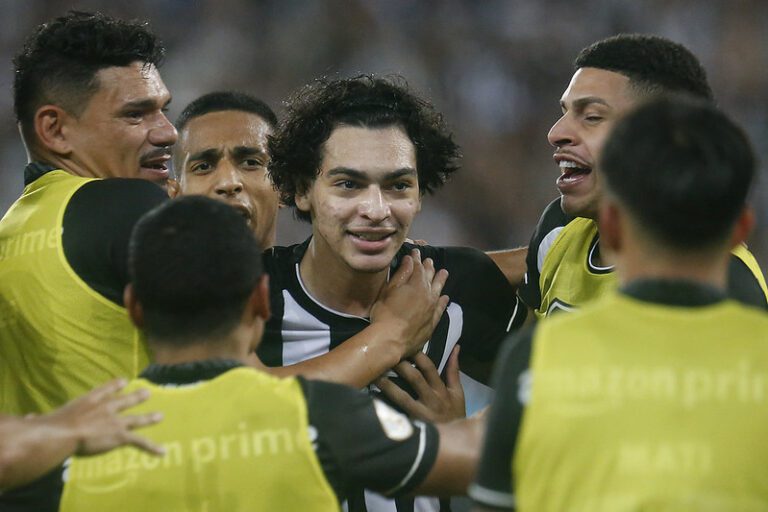 Em nova chance como titular, Matheus Nascimento vibra com gol sobre Atlético-MG