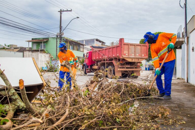 Equipes da Prefeitura farão o recolhimento de entulhos em 14 bairros ainda nesta semana   		