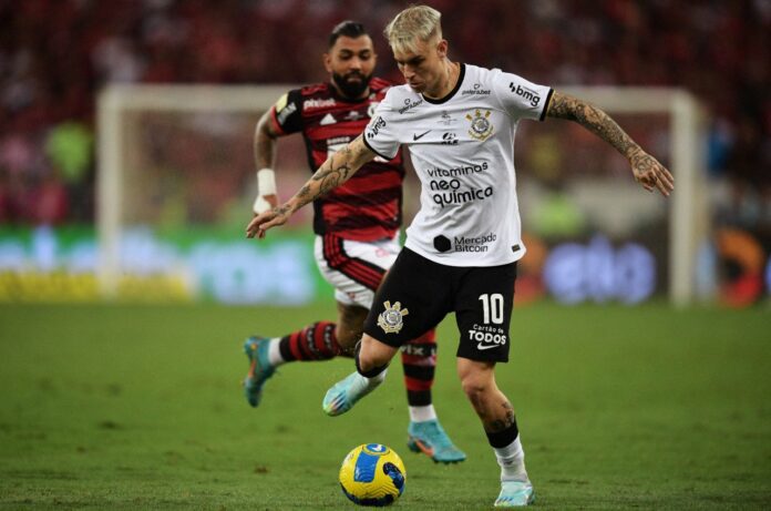 Após decidir Copa do Brasil, Corinthians e Flamengo buscam retomar futebol de 2022