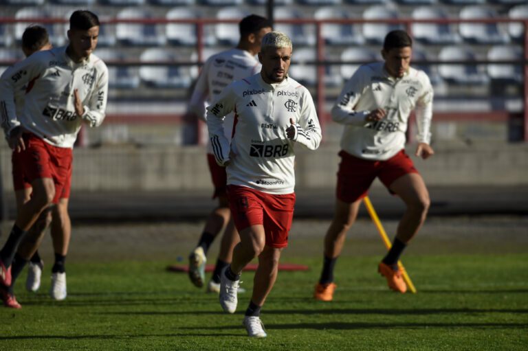 Arrascaeta, Léo Pereira e Pulgar voltam a treinar e estarão disponíveis contra o Ñublense