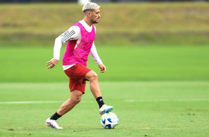 Arrascaeta posta mensagem antes de decisão contra o Fluminense: “Juntos somos mais fortes”