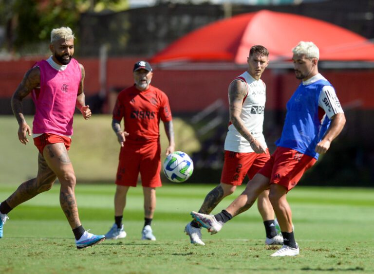 Arrascaeta treina, mas segue como dúvida do Flamengo contra o Cruzeiro