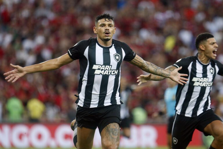 Botafogo vence o Flamengo e pula para a liderança do Brasileirão