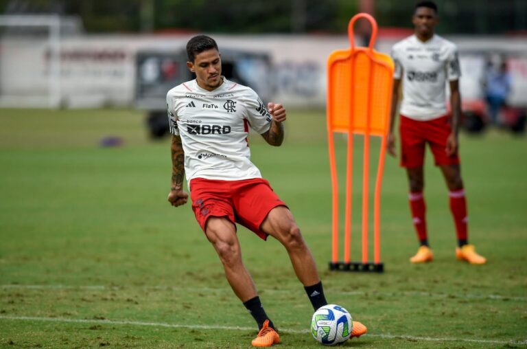 Com dores no tornozelo, Pedro treina separado antes de clássico contra o Fluminense