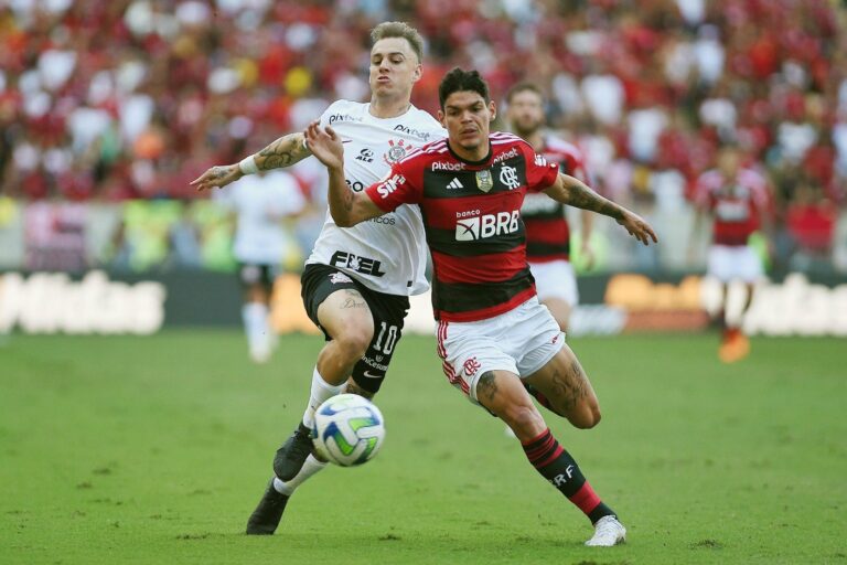 Corinthians perde chances, toma gol do Flamengo nos acréscimos e aumenta jejum com Luxa