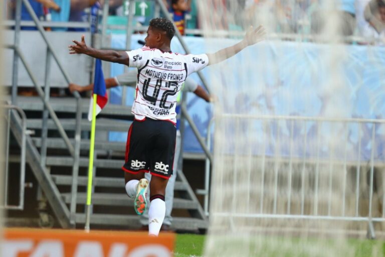 Flamengo divulga problemas físicos e justifica substituições no intervalo