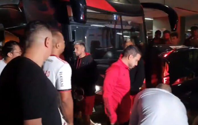 Flamengo recebe protestos e xingamentos em desembarque no Rio após derrota para Athletico-PR