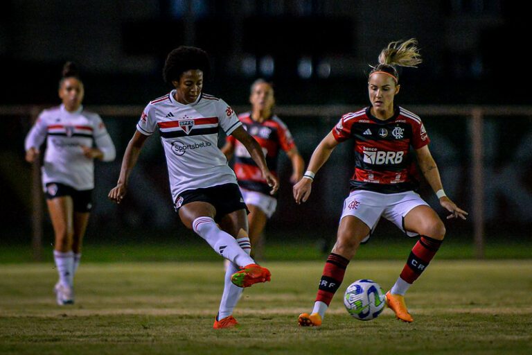 São Paulo busca empate com Flamengo, e Corinthians se mantém na liderança do Brasileiro feminino