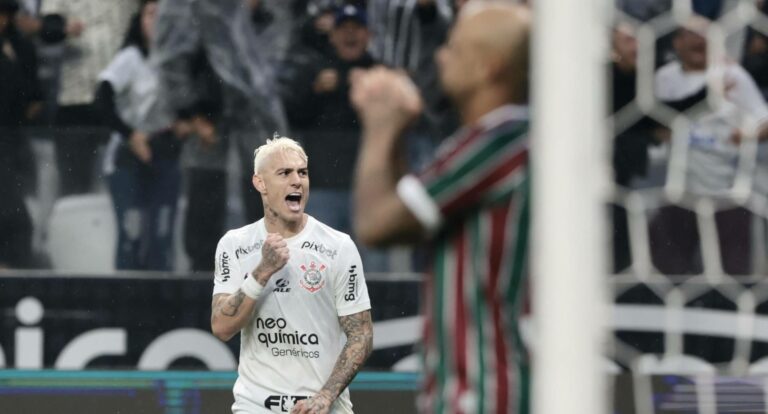 Com gols de Róger Guedes e retorno de Renato Augusto, Corinthians vence Fluminense em Itaquera