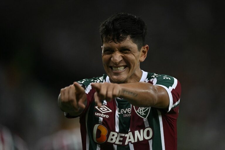 Com três de Cano, Fluminense goleia River Plate e mantém 100% na Libertadores