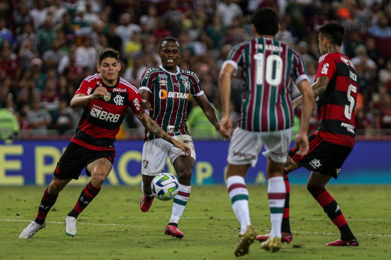 Em súmula, árbitro relata expulsão de preparador físico do Fluminense após clássico