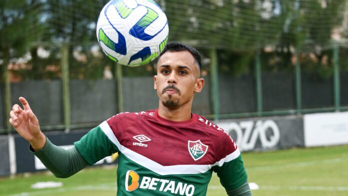 Lima, do Fluminense, destaca versatilidade e importância de Diniz