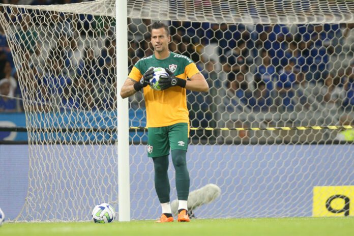 Técnico do Fluminense, Diniz rasga elogios ao goleiro Fábio: “Gênio do gol”