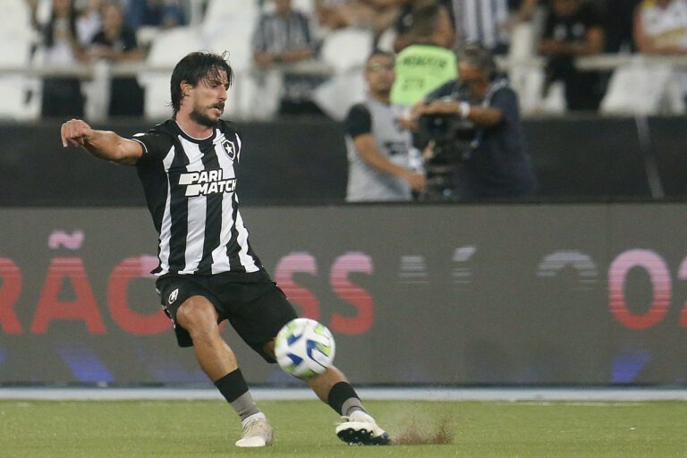 Gabriel Pires deve reforçar o Botafogo contra o Athletico-PR pela Copa do Brasil