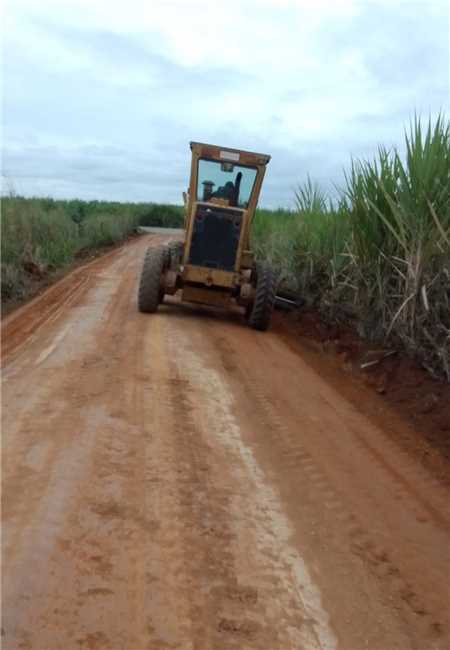 DISTRITO DE PIABANHA, EM ITAPEMIRIM, RECEBE MAQUINÁRIOS PARA MELHORIAS NAS VIAS