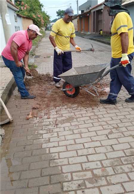 PREFEITURA DE ITAPEMIRIM REALIZA REPAROS EM RUAS DE ITAOCA