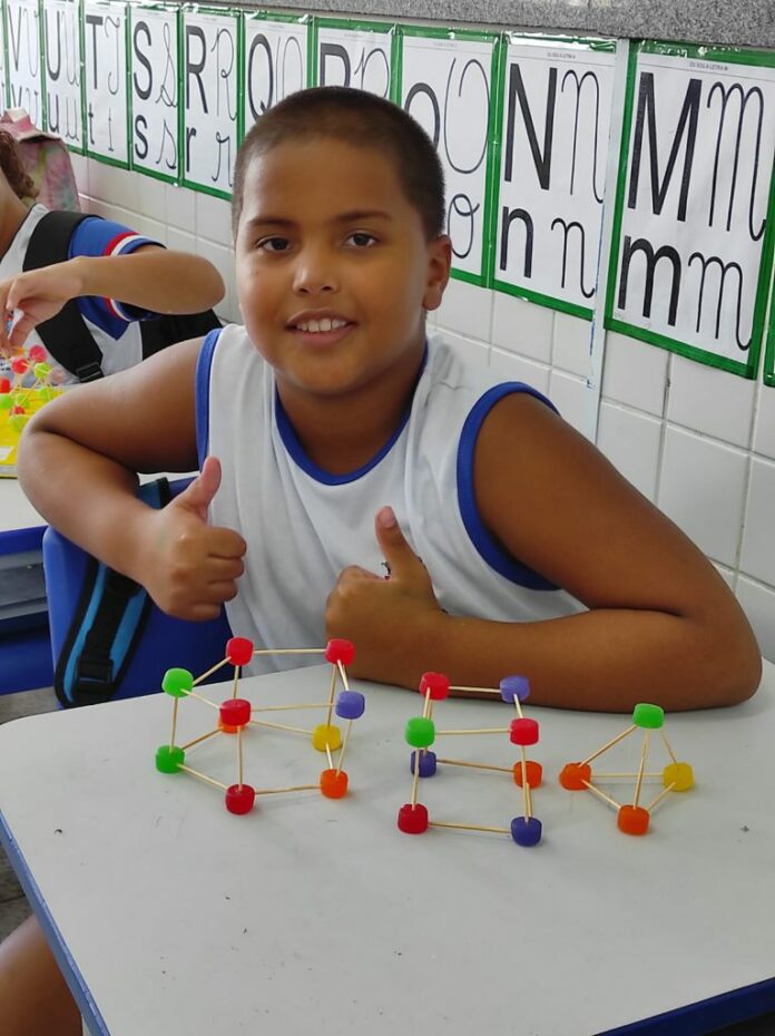 Jujubas e palitos se transformam em figuras geométricas em escola do Interlagos   		