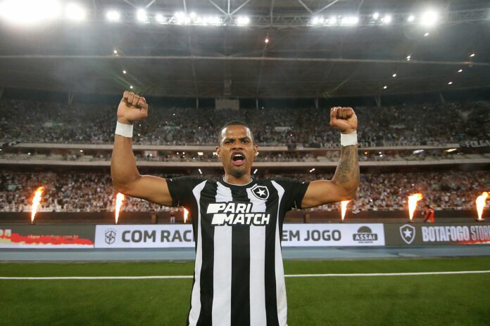 Júnior Santos celebra gol contra América-MG e destaca evolução do Botafogo