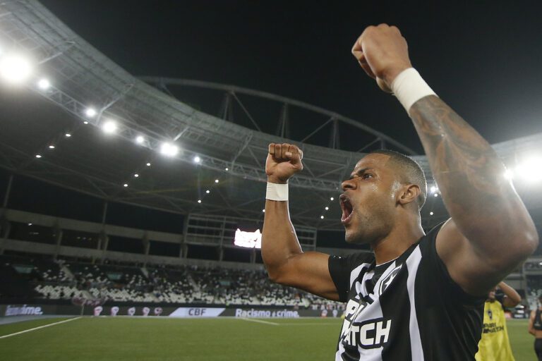 Júnior Santos exalta momento do Botafogo e prega foco na evolução para a sequência da temporada