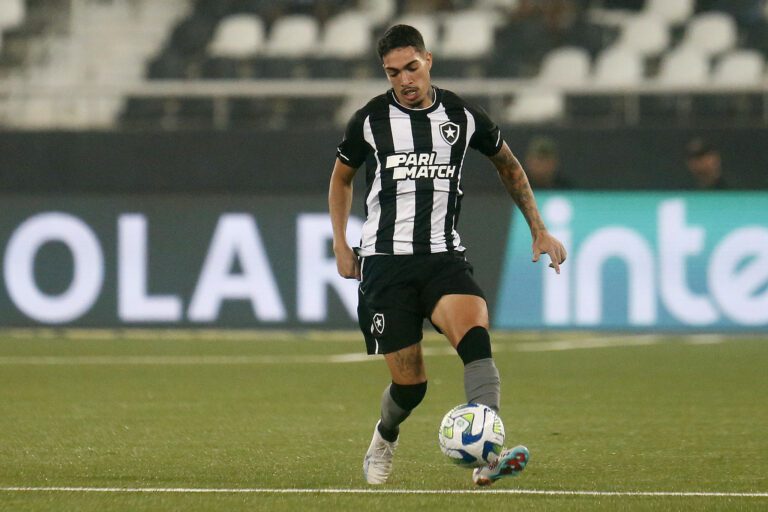 Lateral Hugo destaca força do elenco do Botafogo: “Todo mundo pronto”