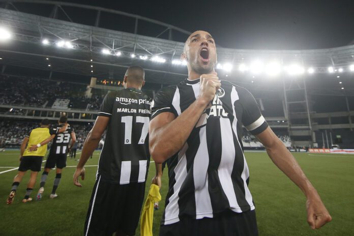 Lateral do Botafogo revela assédio de apostadores para tomar cartão