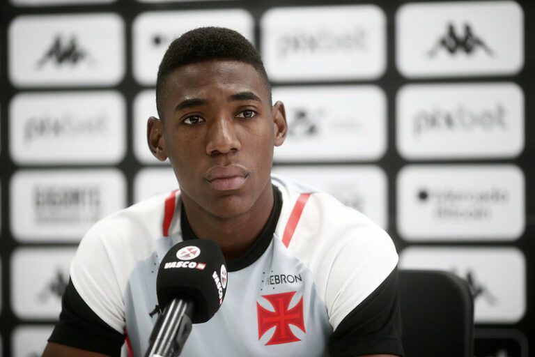 Léo fala sobre momento do Vasco e projeta duelo contra o São Paulo, seu ex-clube