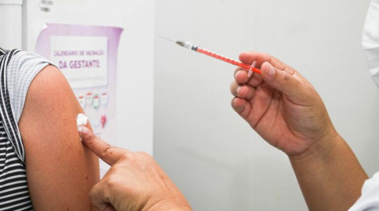 Linhares realiza Dia D de vacinação contra a Gripe e Covid neste sábado (6)   		