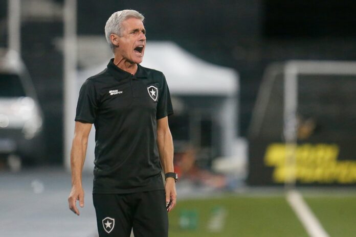 Luís Castro critica calendário após vitória do Botafogo sobre o América-MG: “Uma violência”