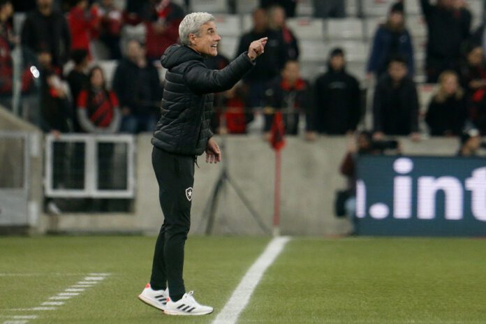 Luís Castro lamenta derrota de virada do Botafogo: “Segunda parte sofrível”