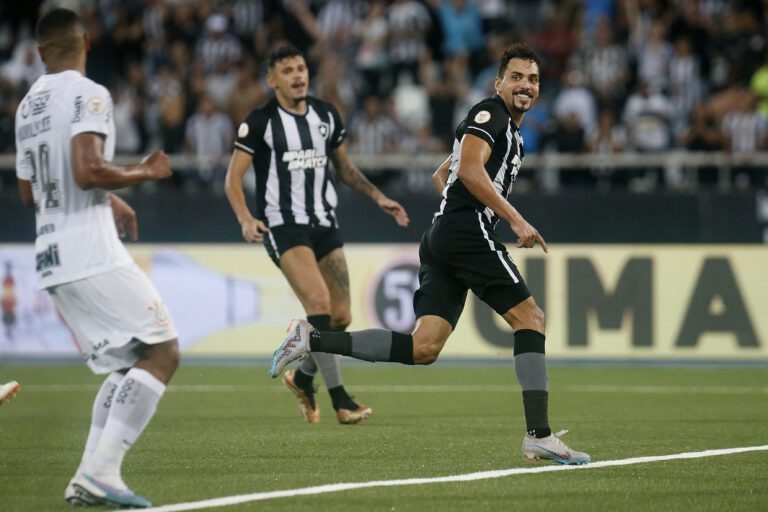 Meia Eduardo exalta momento do Botafogo após vitória sobre o Corinthians